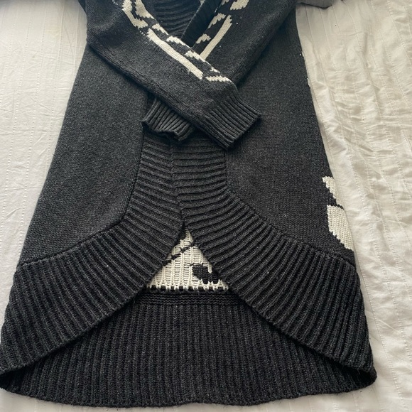 Thick knit cardigan/sweater/jacket. Beautiful patterned back - Picture 5 of 5